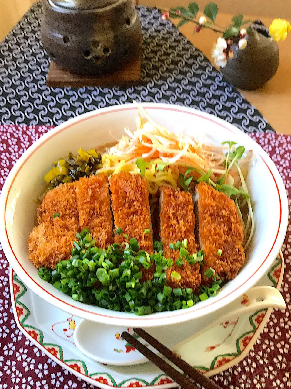 Snapdishの料理写真:ピリ辛ネギたっぷりのトンカツラーメン🍜|サミカさん