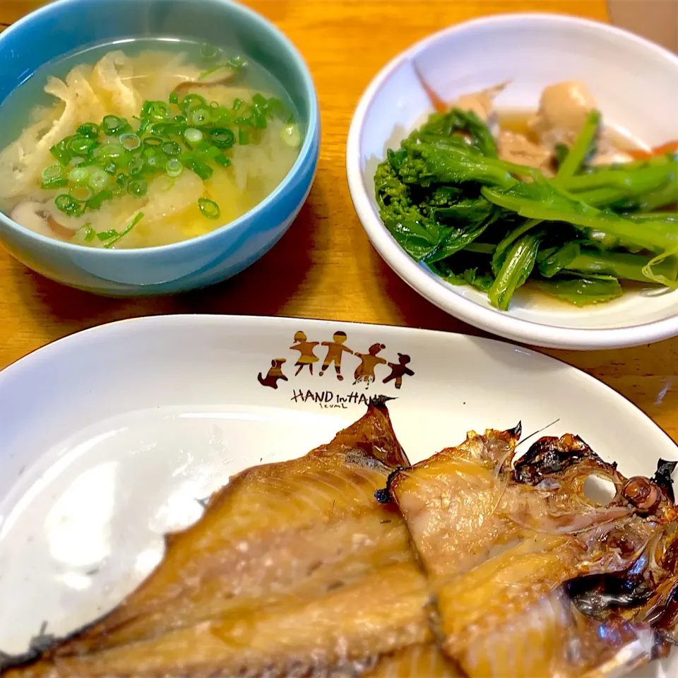 鯵の干物とら菜の花と鶏ささみのおひたしと、ジャガイモと豆腐の味噌汁|もえさん