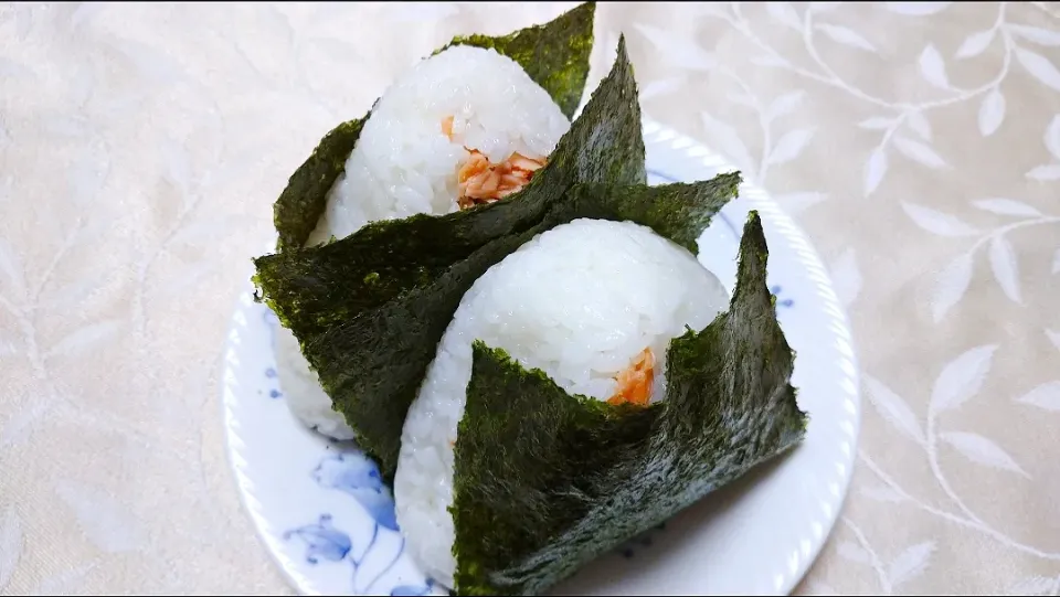 2/11の夜勤弁当
塩鮭のおにぎり🍙|卯月さん