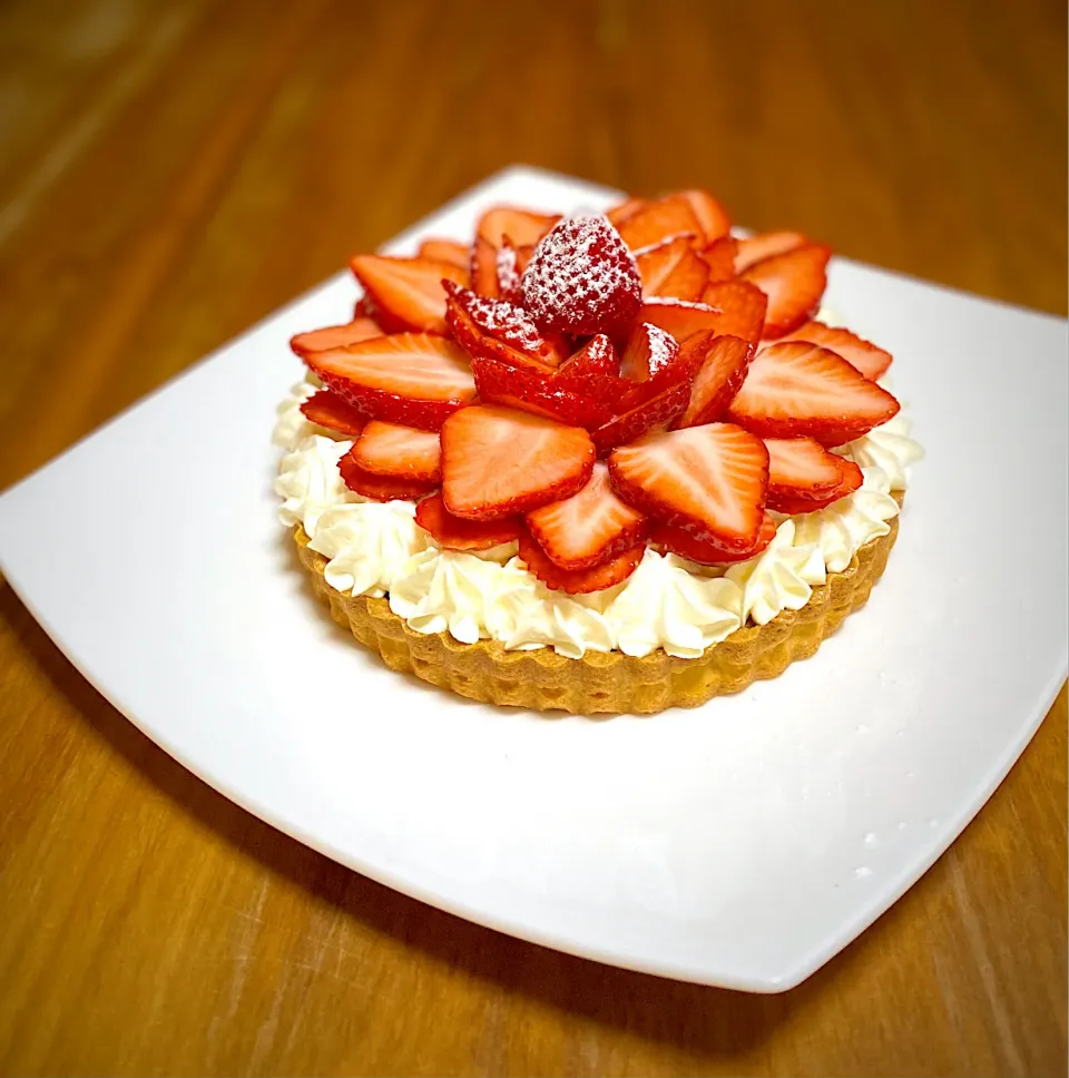 Snapdishの料理写真:🍓いちごタルト🍓  いちごたっぷり〜🍰 🍓タルト生地にクレームダマンド✨🎂🍓✨|みかりんさん