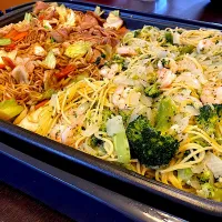 Snapdishの料理写真:勝ち飯スタジアム！　ソース焼きそば VS エビとブロッコリーのパスタ|まちゃみさん