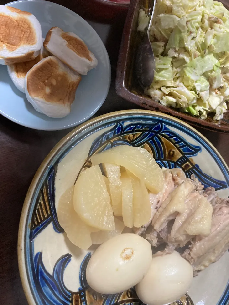 Snapdishの料理写真:2月10日晩ご飯。手羽中大根煮、春キャベツの和風サラダ、チーズはんぺん。|あやさん