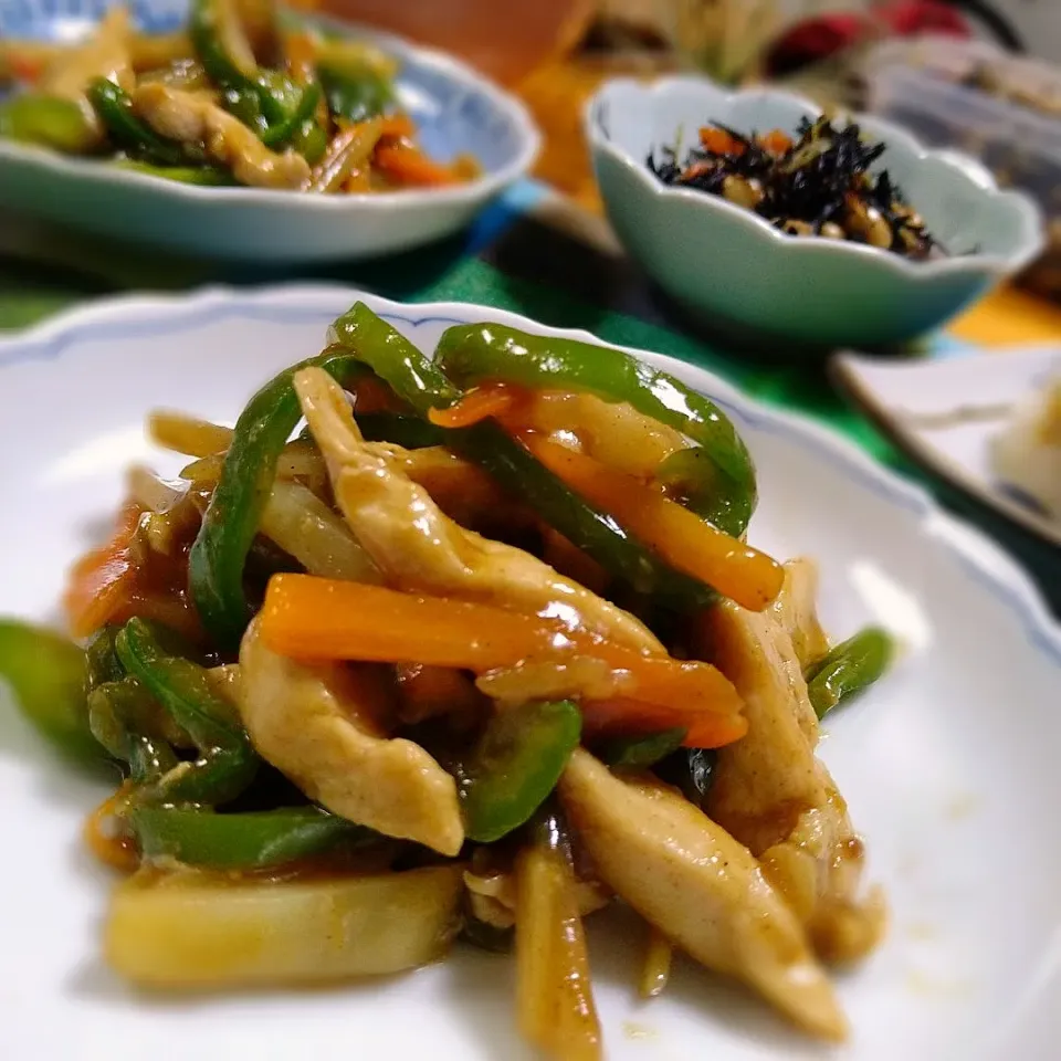 Snapdishの料理写真:しゃなママさんの料理 あっという間にお家中華♪新じゃがと鶏むねのカレー青椒肉絲♪|とまと🍅さん