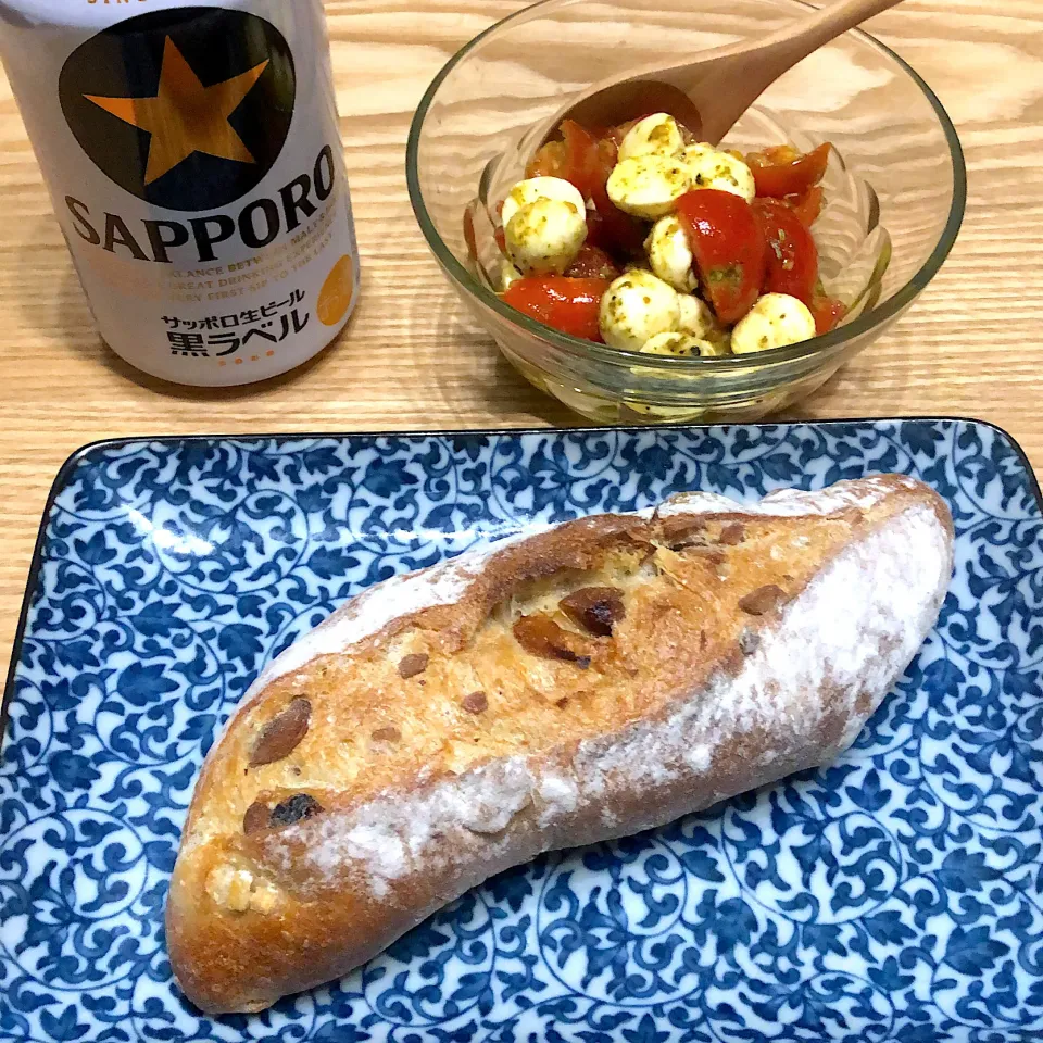 ベリーパン🥖とサラダ🧀🍅🍺|Jean Nobyさん