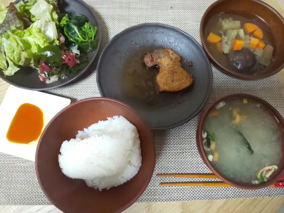 白飯
わかめの味噌汁
ポークステーキ
茄子と人参と椎茸の煮込み
ほうれん草の塩ゆで
ちぎりレタスの海藻サラダ|あぎふぁんさん