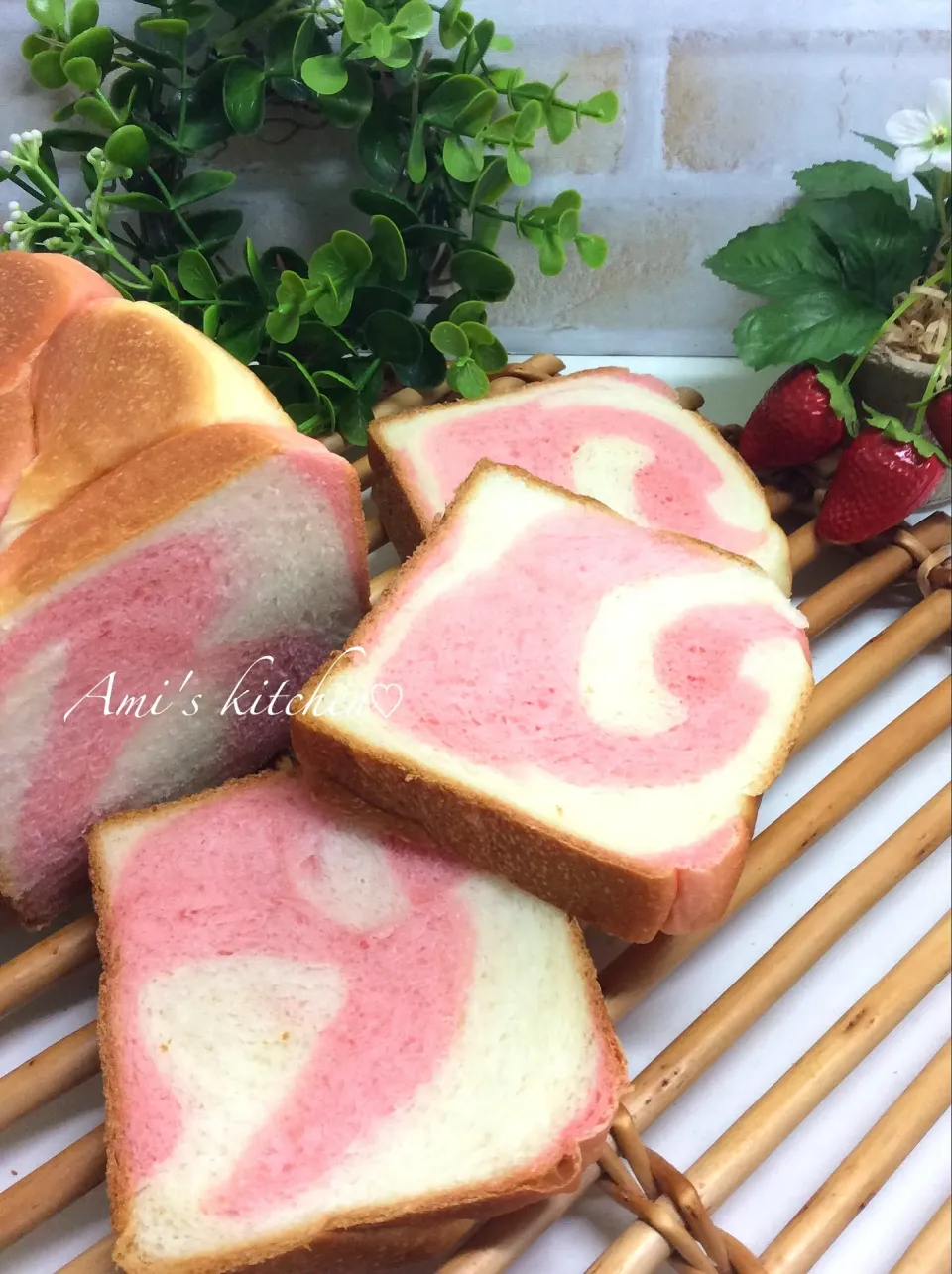 Snapdishの料理写真:苺ミルク食パン😆🍓🍞|あみさん