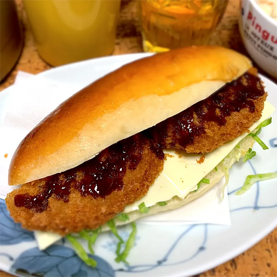 先日焼いたドッグロールで、コロッケパン🌭|にょんにいさん