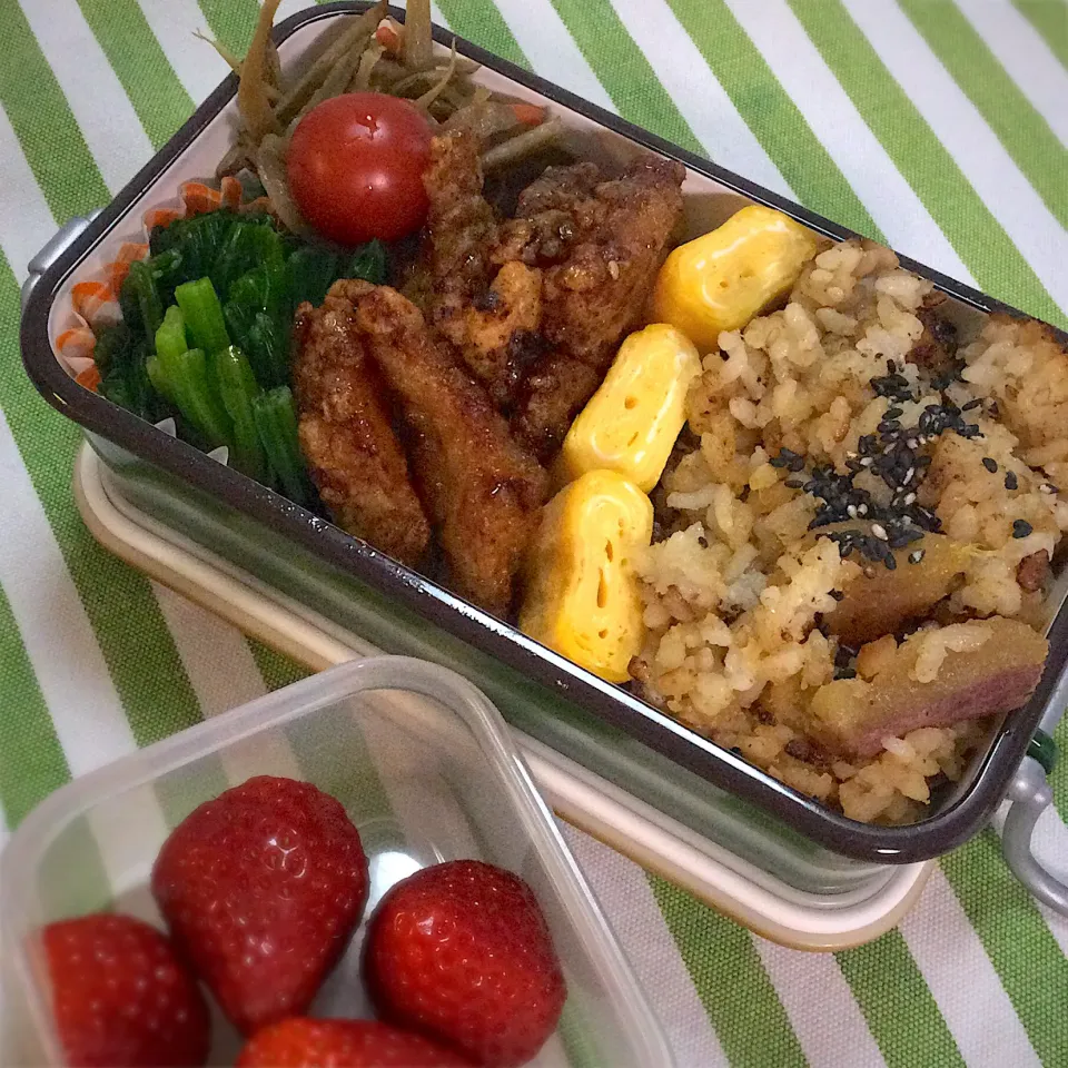 長女の中学べんと　お芋ご飯　鶏唐揚げ照り焼き　卵焼きほうれん草お浸し|yukoさん