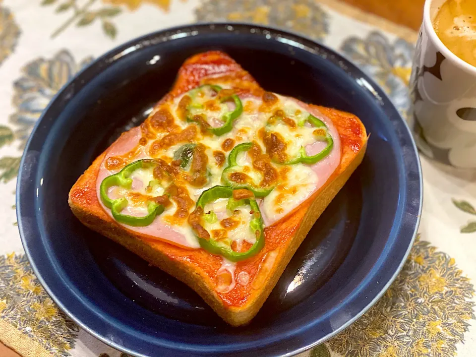 厚切りパンのピザトースト🥪|まめすけ。さん