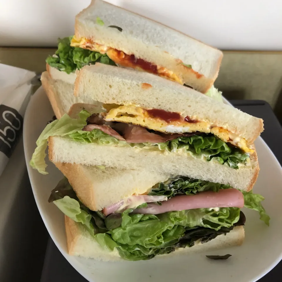 Snapdishの料理写真:サンドイッチ🥪ハムレタス、ベーコンオムレツ🥓|純さん