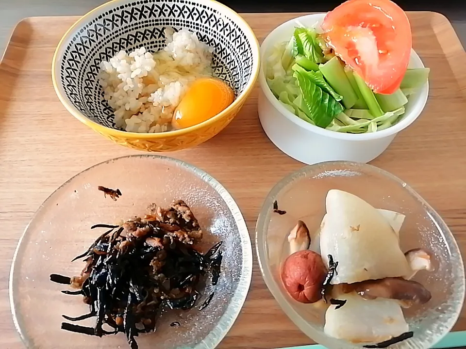 お昼ごはん　卵ご飯、サラダ、ひじき、大根梅しいたけ煮|Aikoさん