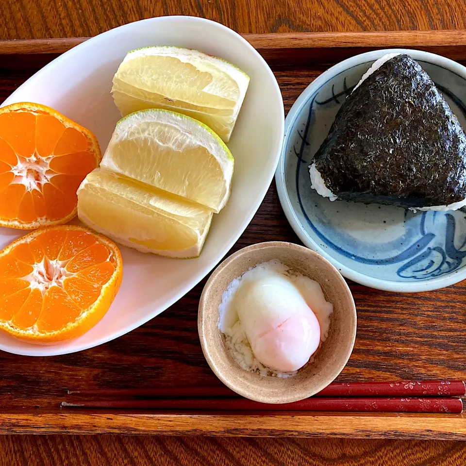 Snapdishの料理写真:おにぎり🍙温泉卵🥚フルーツ🍊|akkoさん