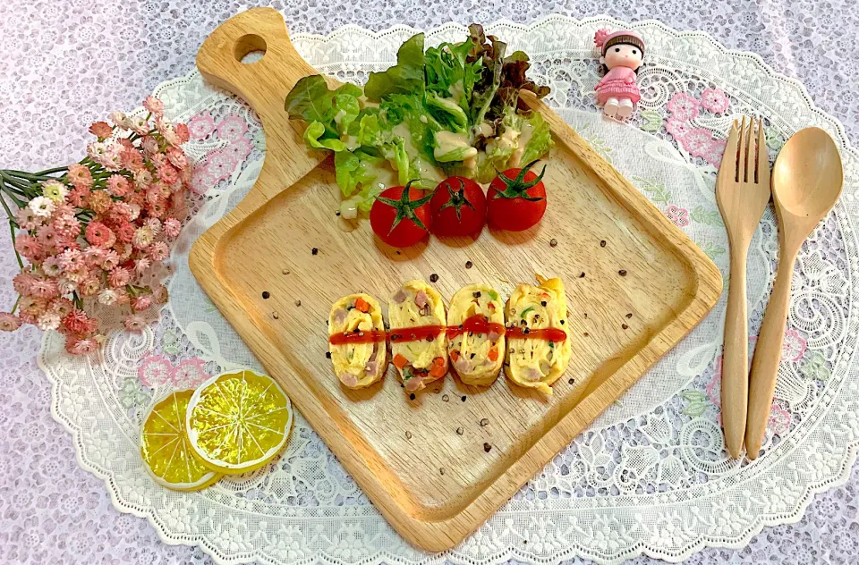 Japanese Omelets with Salads|Ae+ Patchaさん