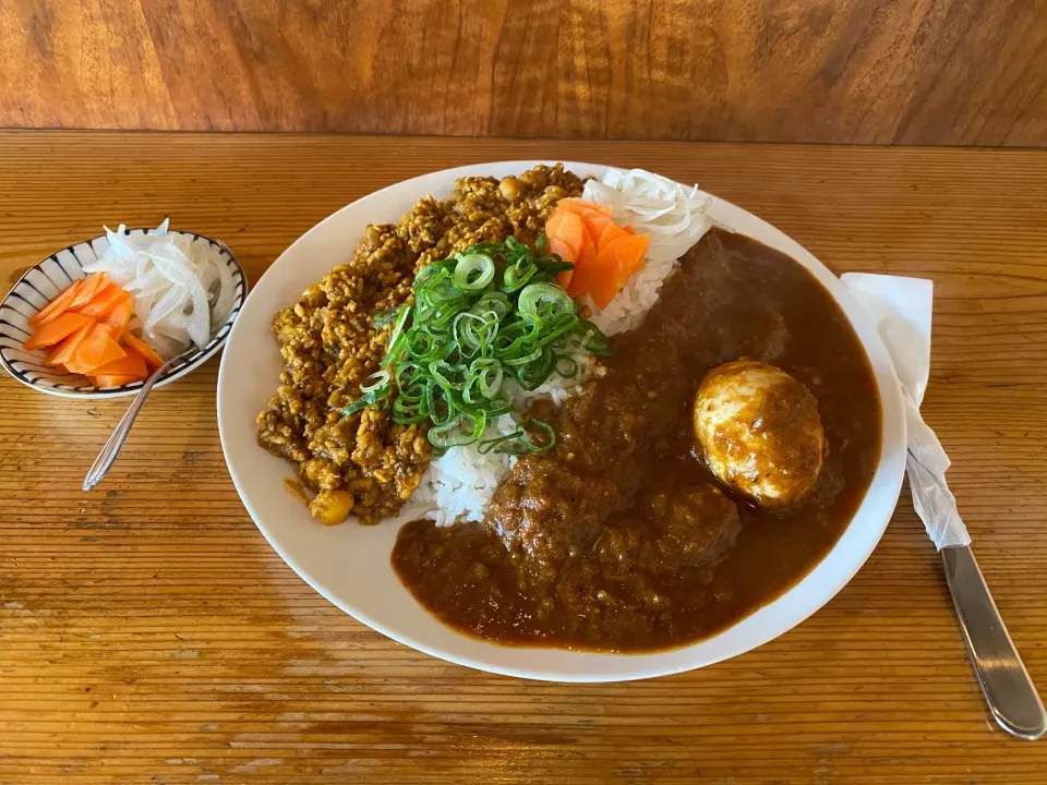 キーマ2と大辛チキンのあいがけ🍛🔥味玉トッピング🥚ピクルスマシマシ🥒|buhizouさん