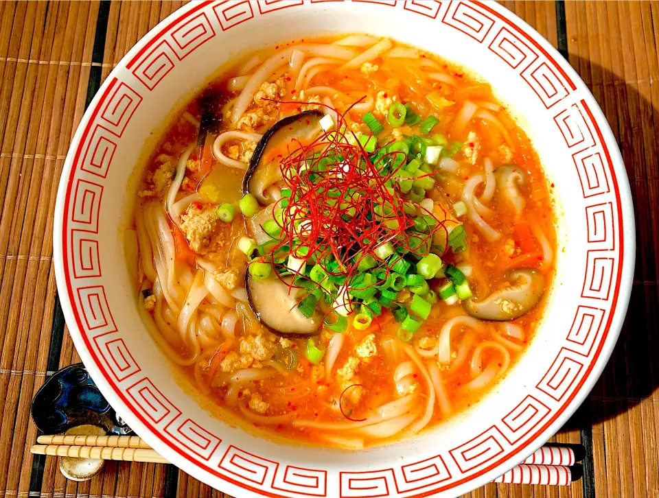 糖質ゼロ麺で鶏そぼろとキムチのピリ辛あんかけ麺|ひろりんさん