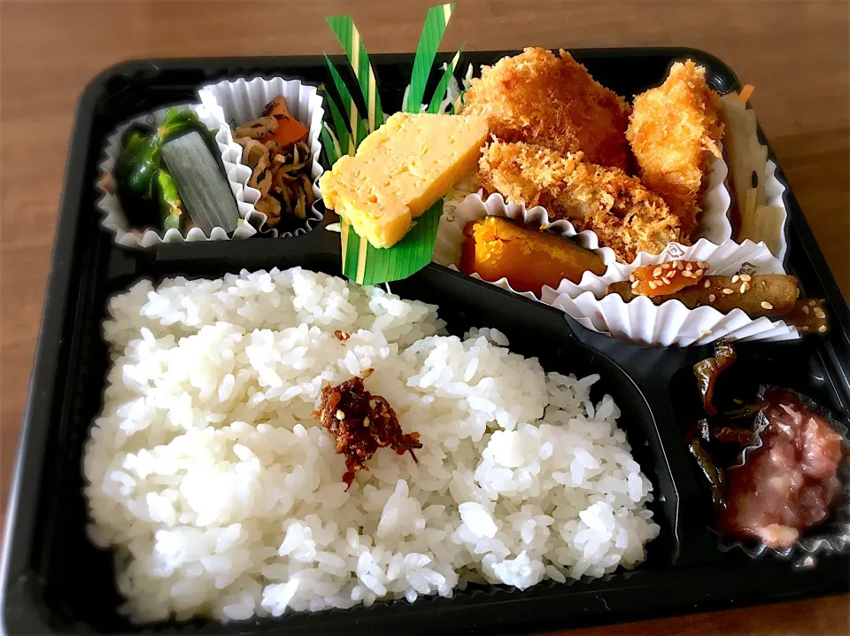 ミックスフライ弁当(ポテトコロッケ・イカ・カキ)  リモートワークの昼食。近所の魚屋さんで買ってきました。その場で調理して詰めてもらいます。色々入っていて楽しい！|リフルシャッフルさん