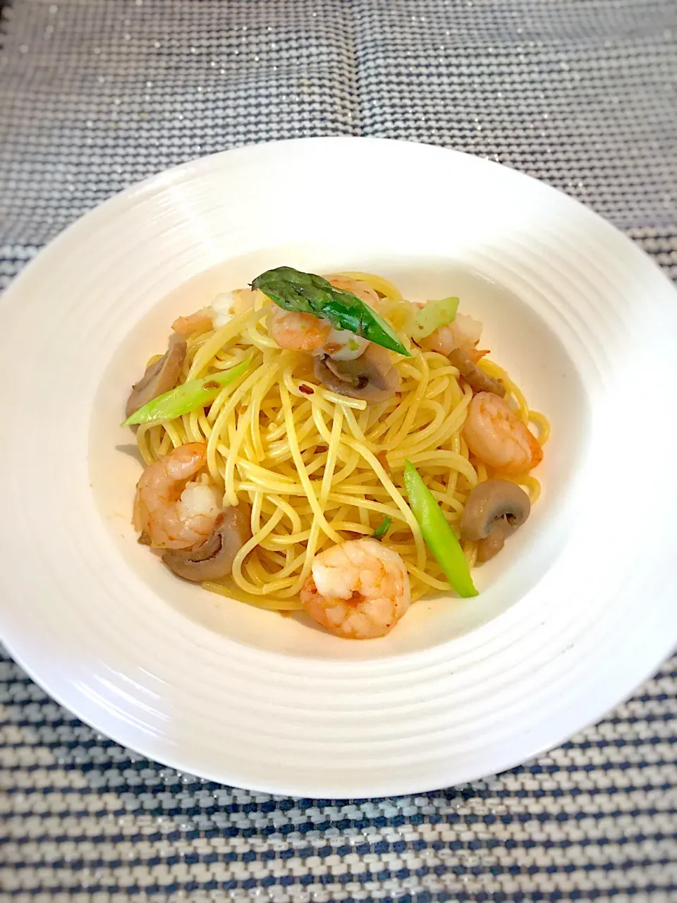 taruto⭐️さんの料理 今日のお酒のお供😌🍻🥃
“えび油”でえびとイカ🦐🦑のパスタサラダ🍝✨
この商品マジヤバです😳❤️|めんちゃんさん