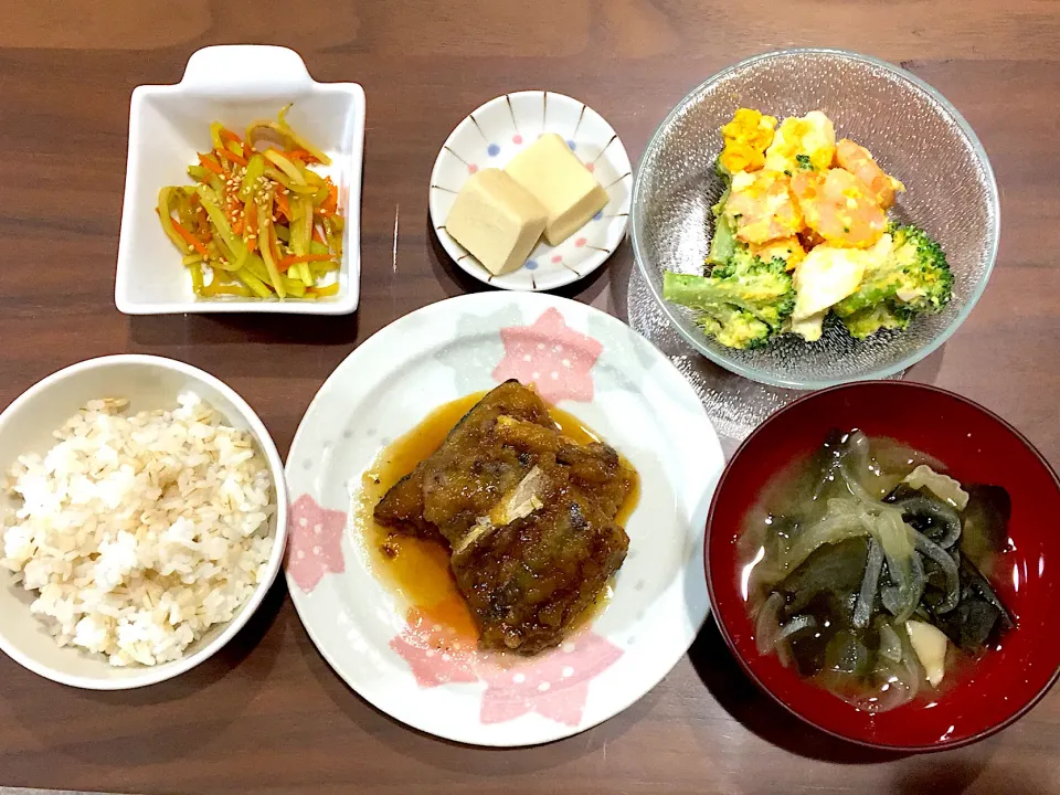 鯖の甘酢あんかけ 舞茸と玉ねぎの味噌汁 卵とブロッコリーとえびのサラダ  高野豆腐の煮物 ブロッコリーの茎のきんぴら|おさむん17さん