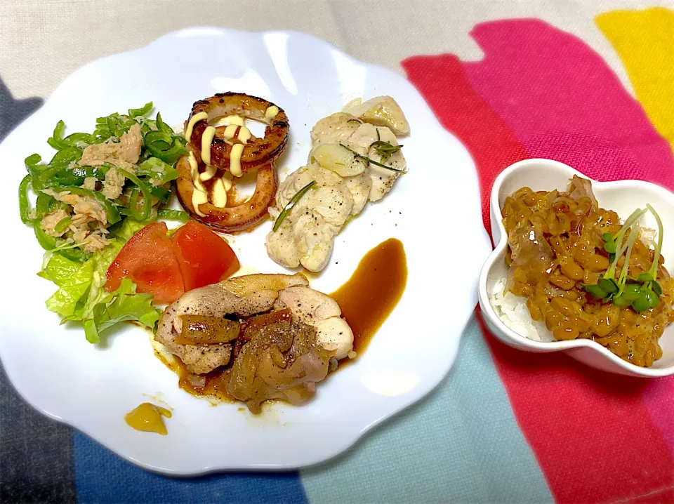 🌱鶏もも肉の🧄しょうゆ煮
ささみのオイル漬け
無限ピーマン🫑
イカのバタポンマヨ焼き
納豆🍚48g|eiyadeさん