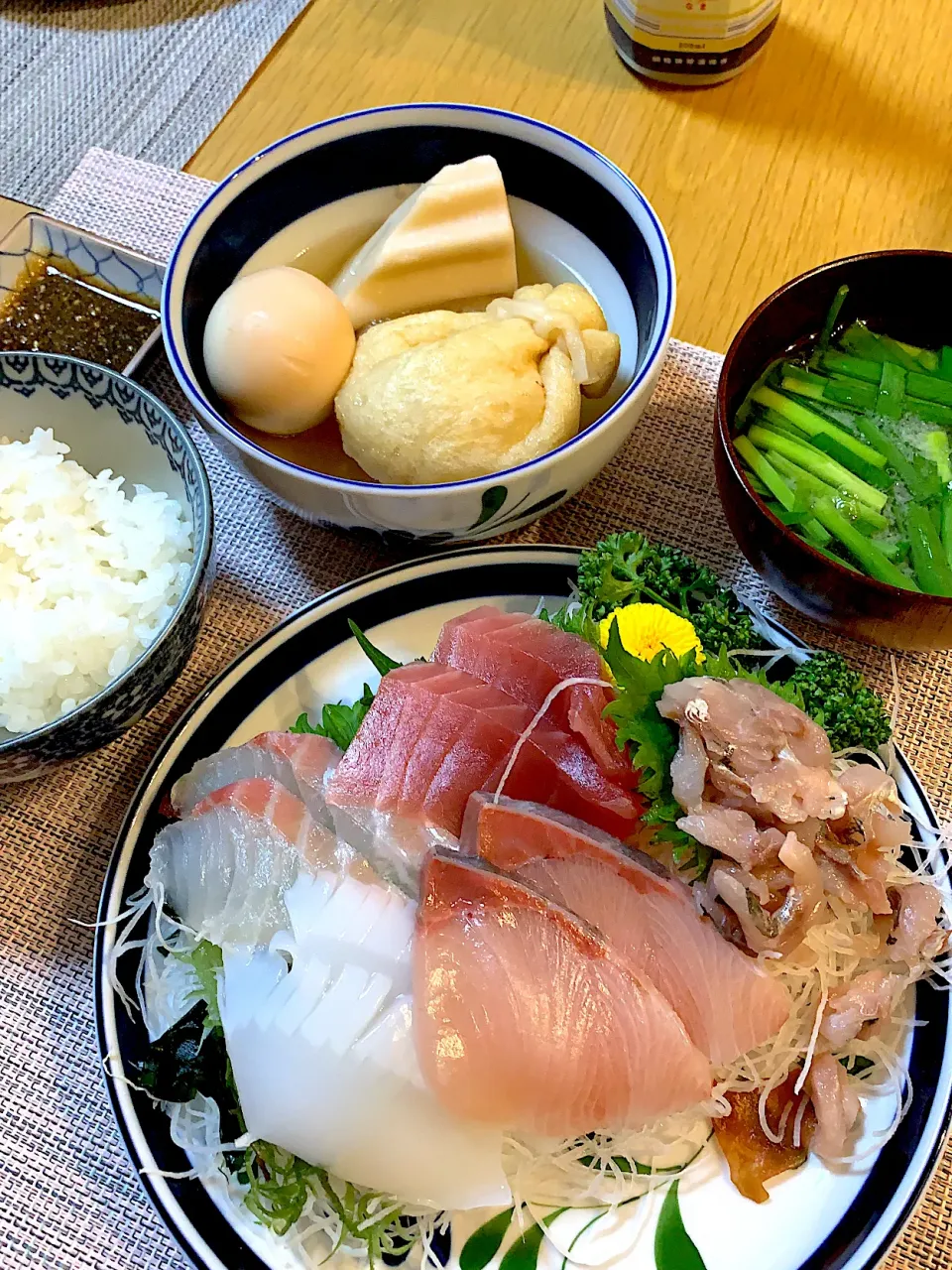 お刺身、にらの味噌汁、おでんで晩御飯|Mikaさん