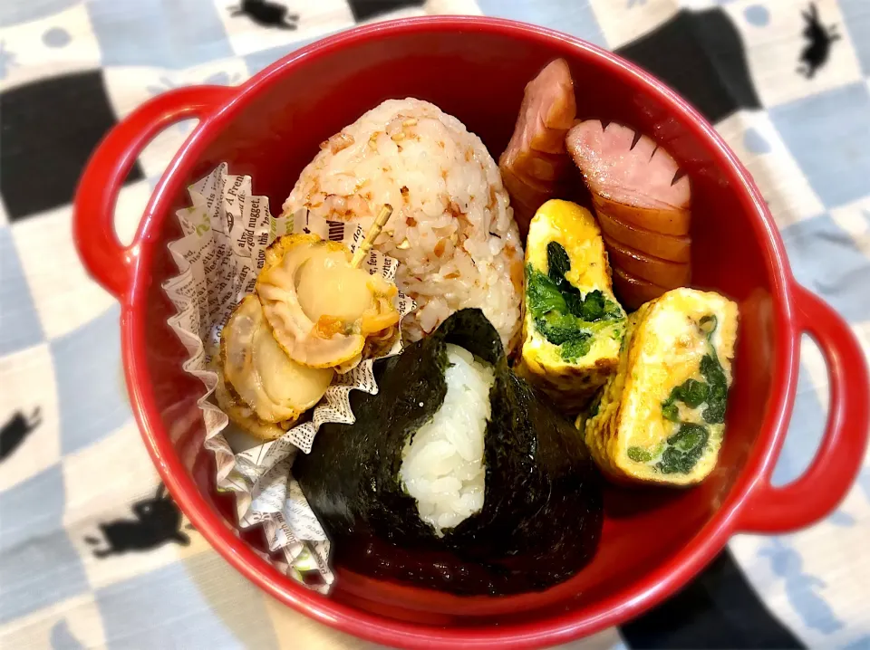 小食サラ弁　　　　　　　　　　　　　　　　　おにぎり　ほうれん草入り卵焼き　帆立の甘辛煮　ウインナー|じゅんさんさん