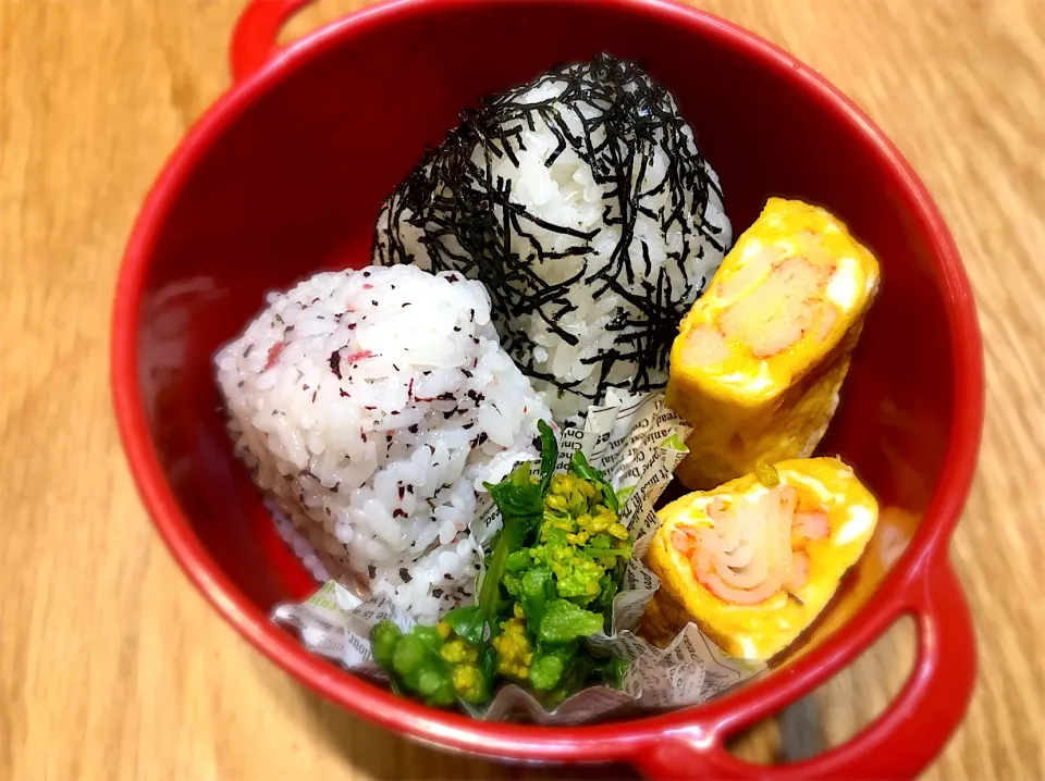 Snapdishの料理写真:サラ弁　　　　　　　　　　　　　　　　　おにぎり　カニカマ卵焼き　菜花の胡麻酢和え|じゅんさんさん