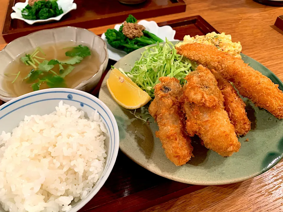 牡蠣フライ&鶏ささみフライ🐔菜の花胡麻和え、オニオンスープ🧅手作りタルタル|いちごさん