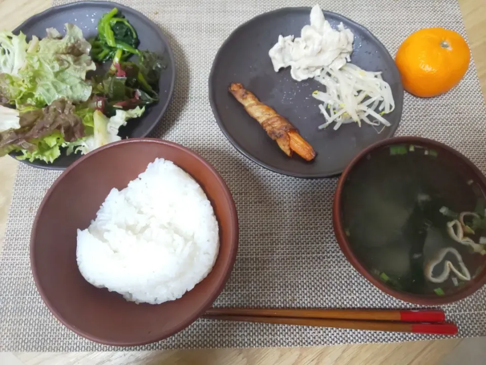 Snapdishの料理写真:白飯
わかめの味噌汁
人参の肉巻き
温豚しゃぶ
茄子と人参と椎茸の煮込み
ほうれん草の塩ゆで
ちぎりレタスの海藻サラダ
みかん|あぎふぁんさん