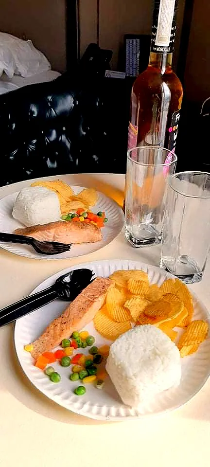 room cooked grilled salmon while on staycation|Daffyさん