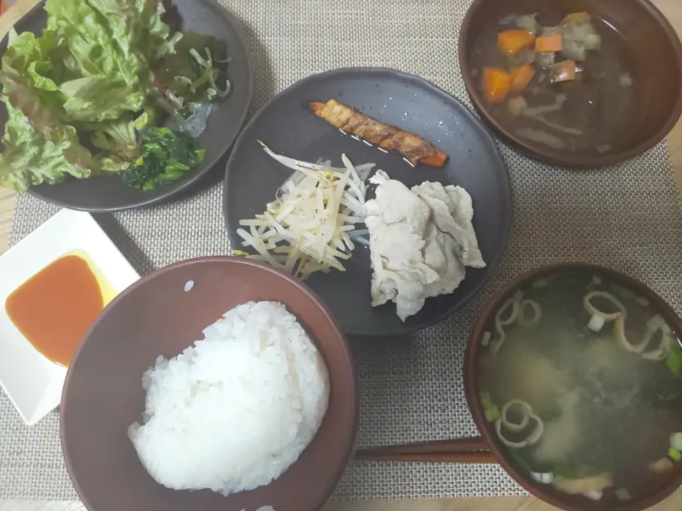 白飯
わかめの味噌汁
温豚しゃぶ
人参の肉巻き
茄子と人参と椎茸の煮込み
ほうれん草の塩ゆで
ちぎりレタスの海藻サラダ|あぎふぁんさん