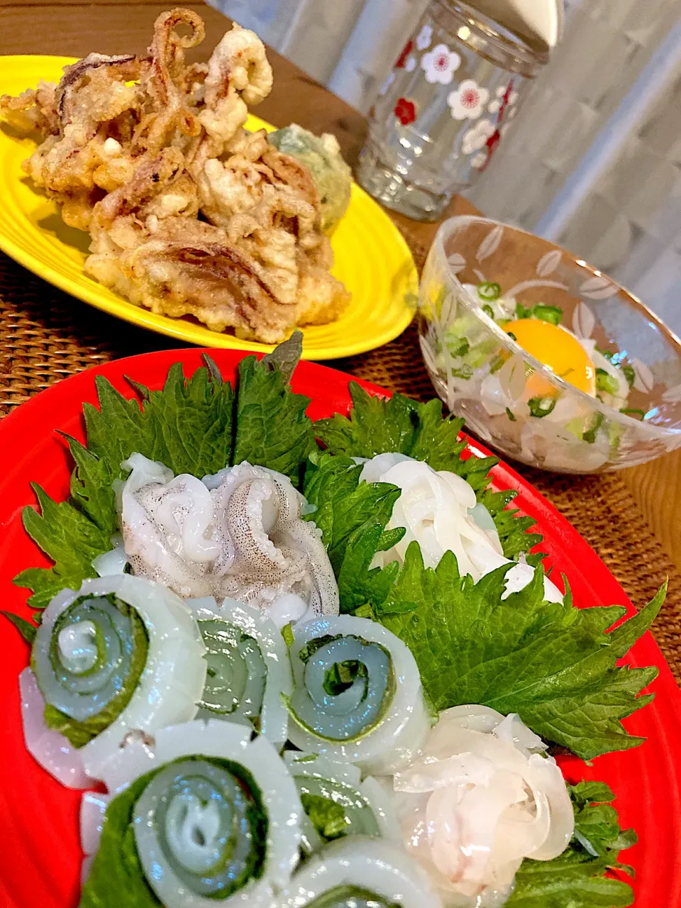 Snapdishの料理写真:釣りヤリイカのお刺身、ユッケ風、下足天ぷらにカップ酒😍🍶💕🦑✨|アイさん