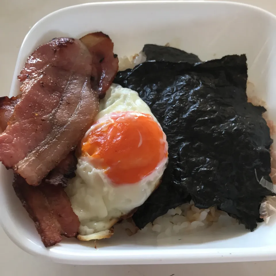 のり弁が食べたくなった😋　ベーコンエッグ乗せ🥚🥓|ノムリエさん