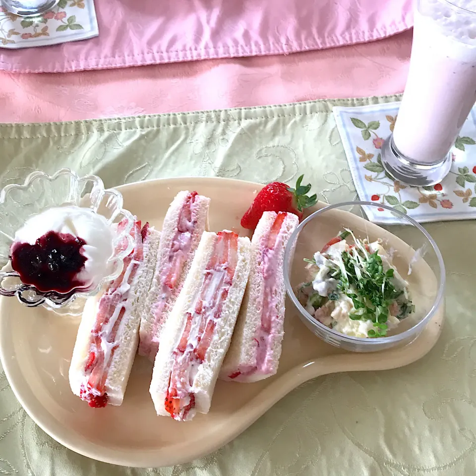 春を意識した朝ごはんはいちごのサンドイッチ🍓🥪|mokoさん