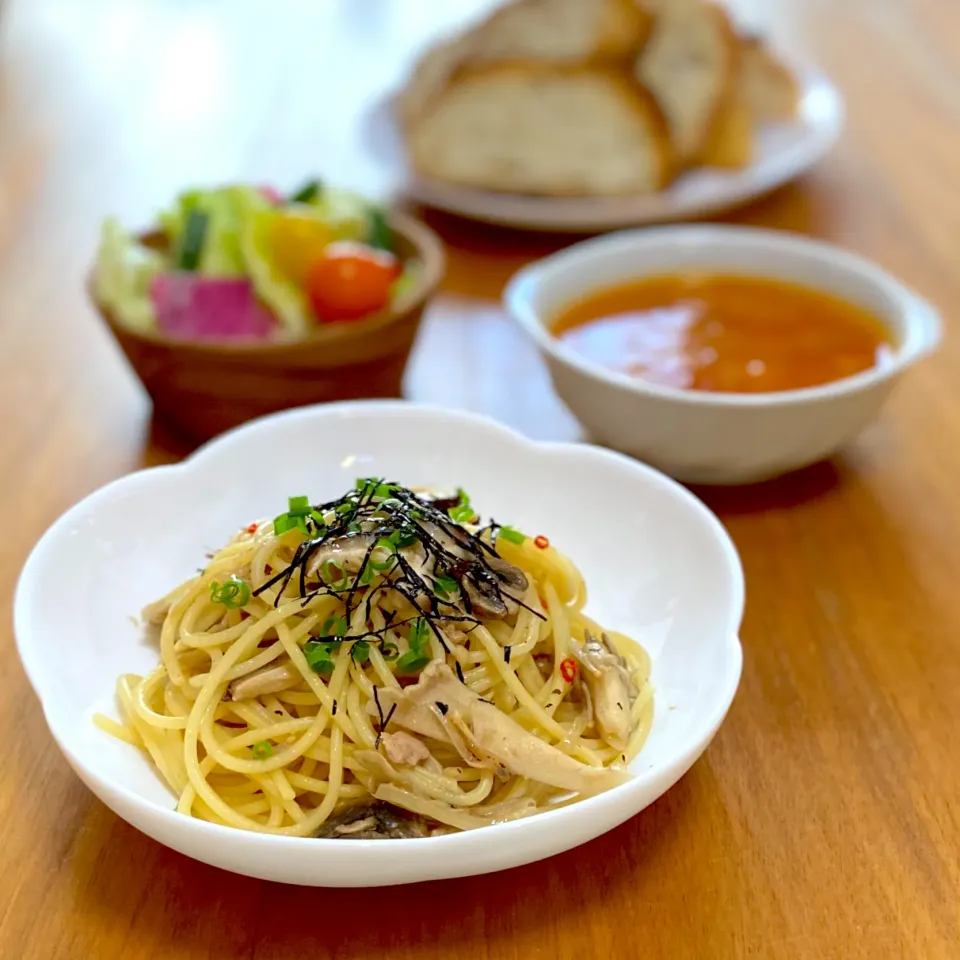 今日のランチ🍝🍴💕 きのこの和風パスタ・ミネストローネ・サラダ|みかりんさん