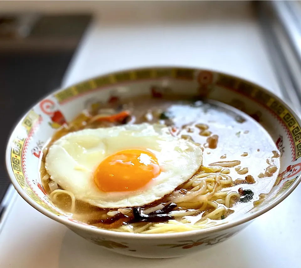 冷凍あんかけラーメンに目玉焼き|かっちゃん杉さん