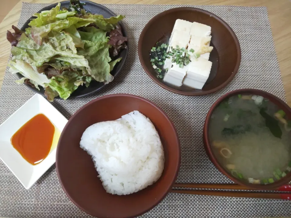 白飯
わかめの味噌汁
冷奴
ちぎりレタスの海藻サラダ|あぎふぁんさん