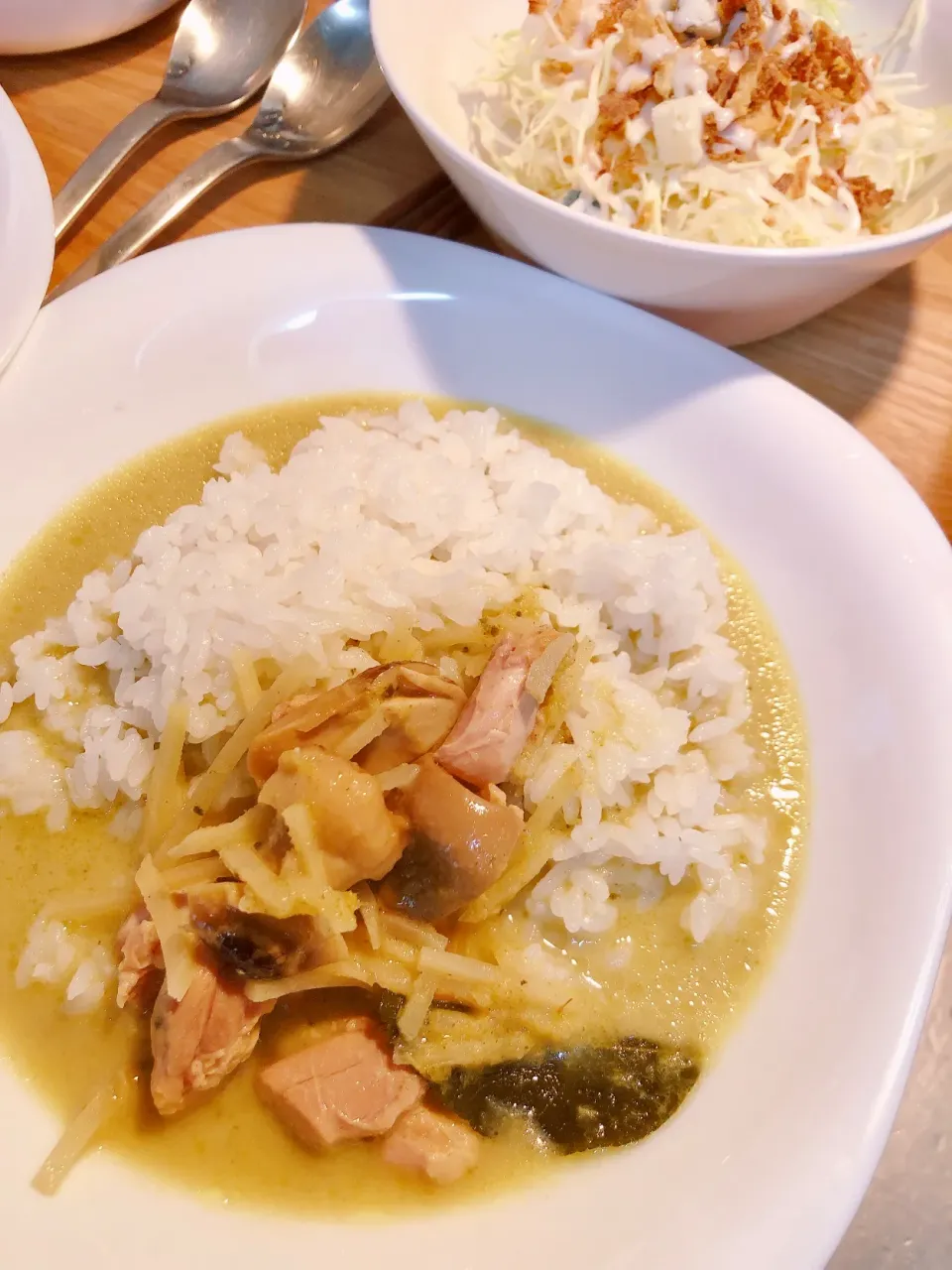 Snapdishの料理写真:今日の昼は無印のグリーンカレーとフライドオニオンとチーズをのせたサラダ🥗|海斗さん