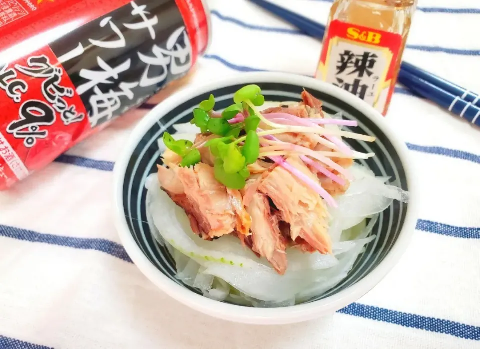 からあげビールさんの料理✨
 簡単おつまみ♪体が喜ぶ!鯖缶と新玉ねぎのラーぽんがけ😍🧅💕|taruto⭐️さん