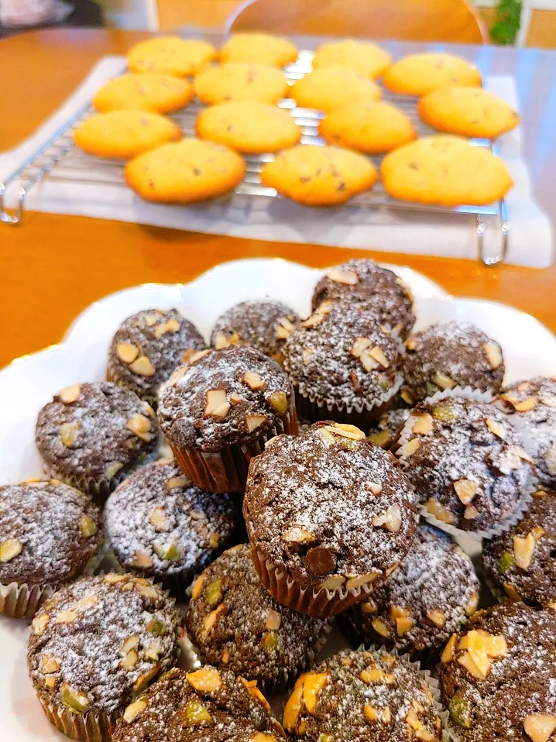 以前よりもアーモンドとパンプキンの種を沢山追加しました。ガトーショコラとチョコチップクッキー🍪バレンタイン用に作りました。皆さんに喜んでもらえますように♡|yuriさん