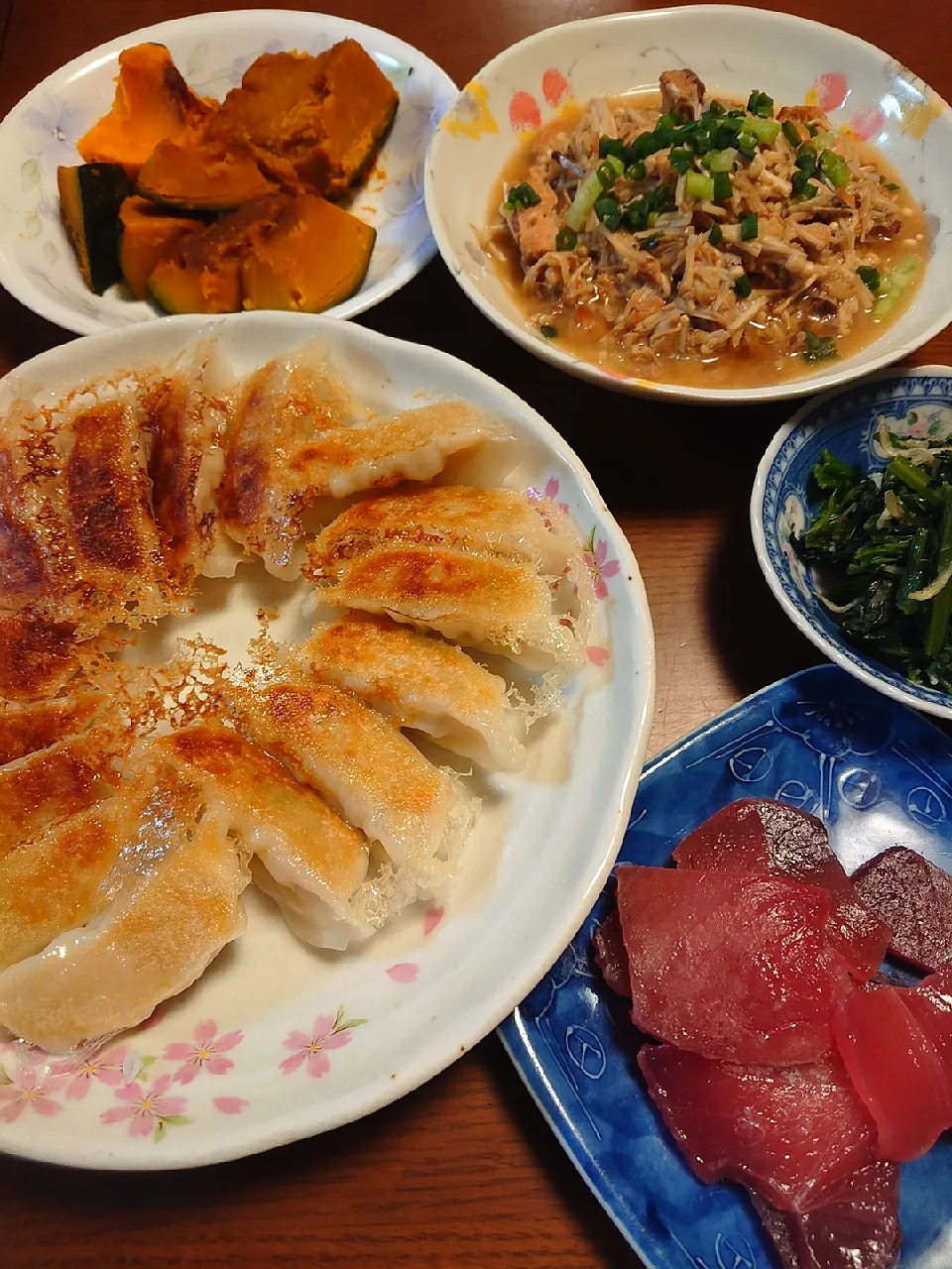 餃子
鯖缶とえのき炒め
マグロ刺身
ほうれん草とじゃこ炒め
かぼちゃ煮付け|ぱやさん