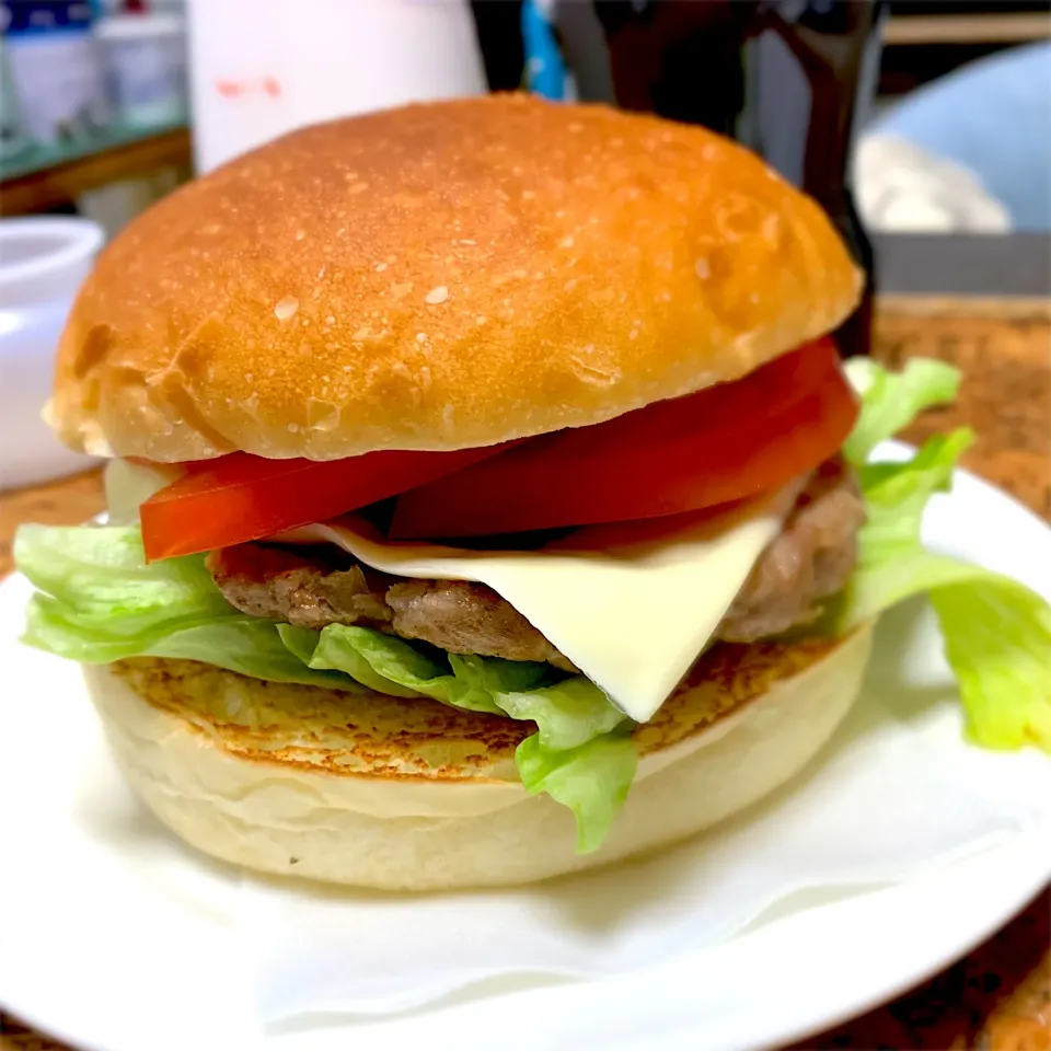 手作りバンズでBLTチーズバーガー作ってみた🍔|にょんにいさん