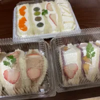 2月13日お昼ご飯。ご近所の1時間で売り切れるフルーツサンド。意外と、紫芋あんサンドが一番美味しかった🥪💞