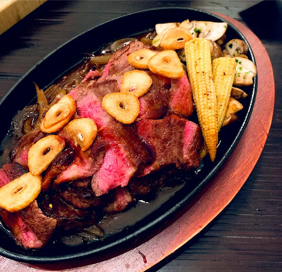 Snapdishの料理写真:ミスジのにんにくまみれステーキ🥩😋|ぽくくんさん