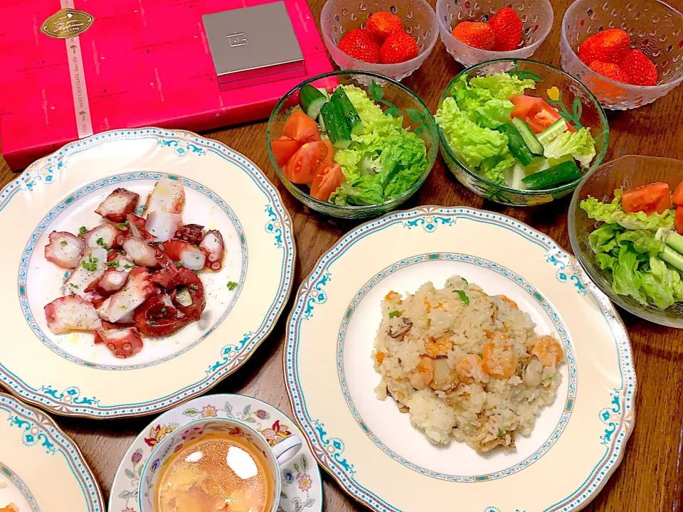 蛸のカルパッチョ🍋トマトと卵のスープ🍅シーフードピラフ🦐サラダ🥗あまおう🍓ジャック・ジュナン、メリーのチョコレート🎁バレンタイン・ディナー|rococoさん