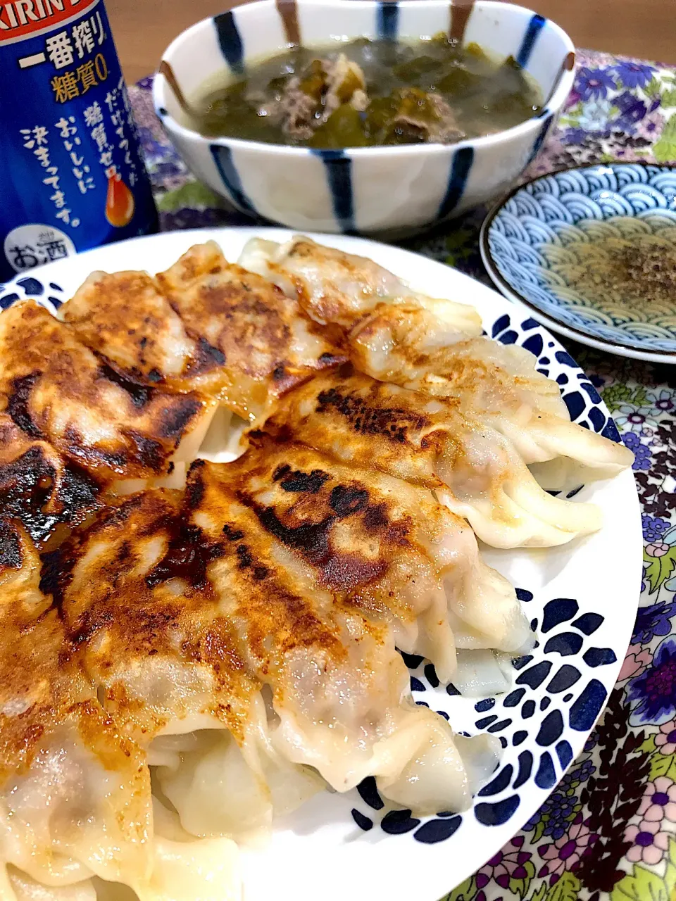 Snapdishの料理写真:餃子とわかめスープ♪|ゆきさん