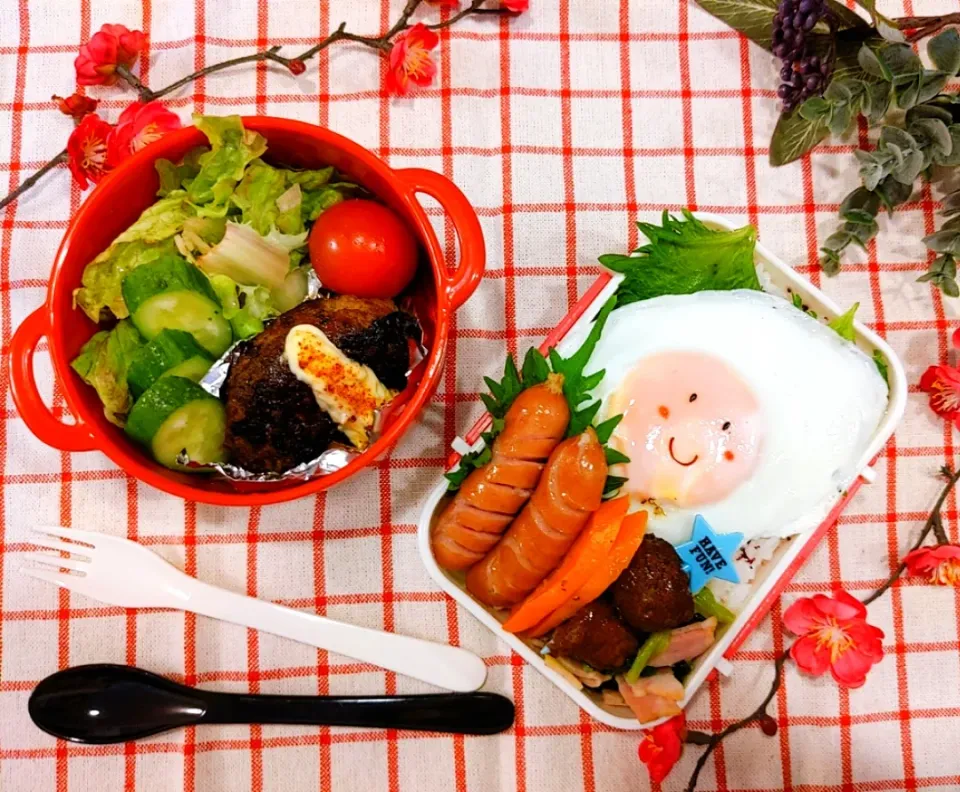 Snapdishの料理写真:今日の旦那さんはお一人様弁当★
目玉焼きとハンバーグ。Valentineday*なのでちょっぴり豪華に仕上げました☆チョコも忍ばせております。それでは、お仕事ファイト＼(^o^)／|yuriさん