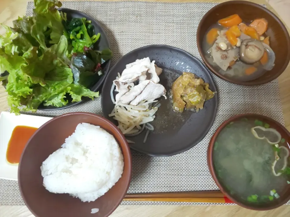 白飯
わかめの味噌汁
温豚しゃぶ
豚肉と白ネギの甘煮
人参とレンコンと椎茸と大豆の煮物
ほうれん草の塩ゆで
ちぎりレタスの海藻サラダ|あぎふぁんさん