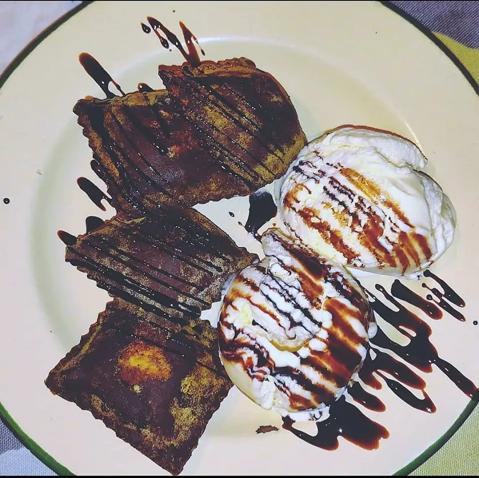 Chocolate-Banana Ravioli With Vanilla Ice Cream And Chocolate Sauce|The Forbidden Ravioliさん