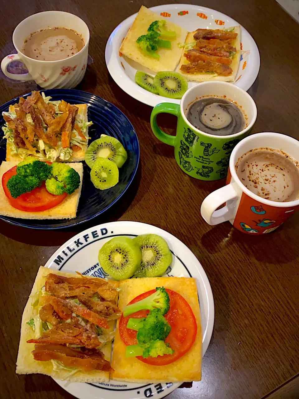 ローストチキン東京野菜のトーストサンド🥪　キウイ🥝　カフェオレ☕️|ch＊K*∀o(^^*)♪さん