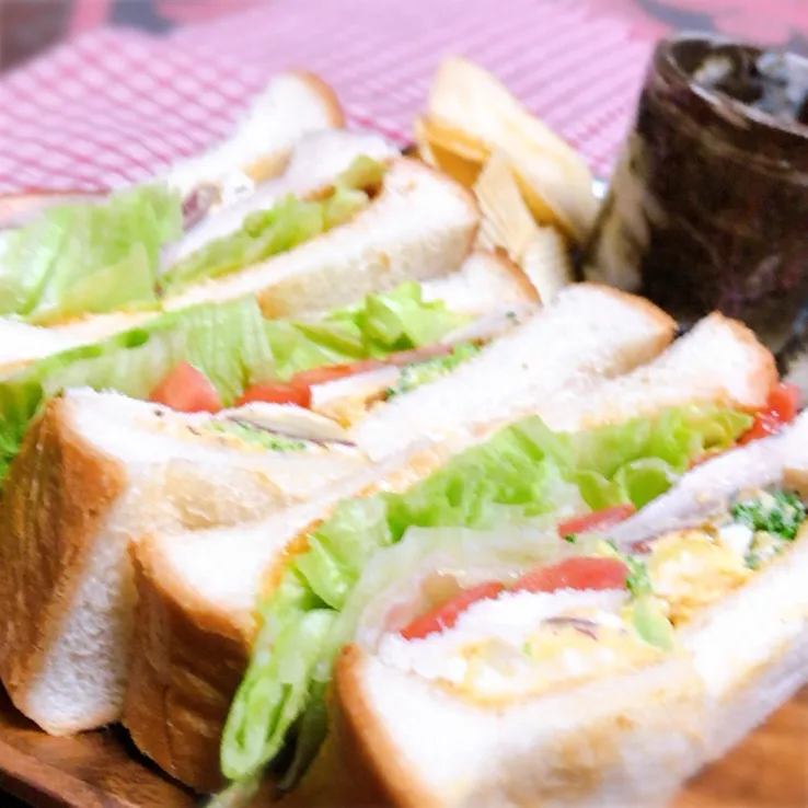 Snapdishの料理写真:✨☕️おうちカフェ🥪✨『ハーブチキンとかぼちゃのホットサラダサンド』🥗🎃|ひつじのひとりごとさん